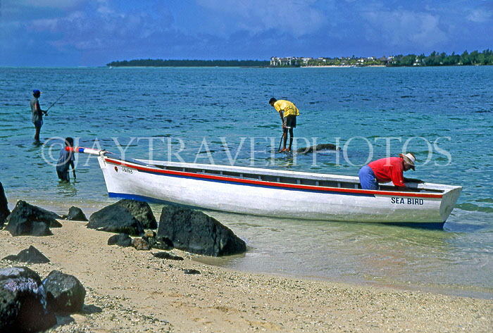 MAURITIUS, fisherman in boat, Trou d'eau Douce (east coast), MRU359JPL