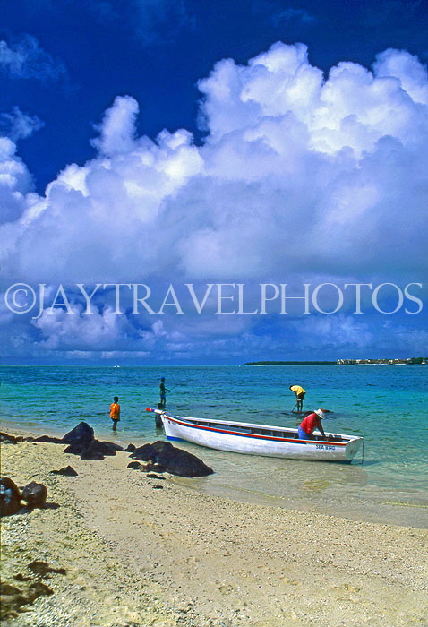 MAURITIUS, fisherman in boat, Trou d'eau Douce (east coast), MRU360JPL