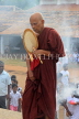 SRI LANKA, Anuradhapura, Ruwanweliseya Dagaba, Buddhist monk, SLK5724JPL