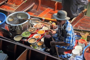 THAILAND, Damnoen Saduak (Floating Market), food vendor in sampan, THA2988JPL