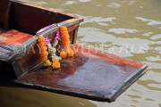 THAILAND, Damnoen Saduak (Floating Market), sampan decorated with flower garland, THA2979JPL