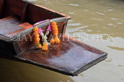 THAILAND, Damnoen Saduak (Floating Market), sampan decorated with flower garland, THA2980JPL