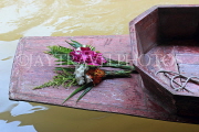 THAILAND, Damnoen Saduak (Floating Market), sampan decorated with flowers, THA2981JPL