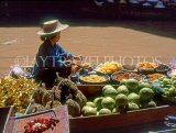 THAILAND, Damnoen Saduak (Floating Market), snacks vendor in sampan, THA996JPL