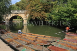 UK, Oxfordshire, OXFORD, Magdalen Bridge, River Cherwell and and punts, UK13122JPL