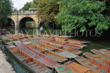UK, Oxfordshire, OXFORD, Magdalen Bridge, River Cherwell and punts, UK13127JPL