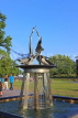 UK, Warwickshire, STRATFORD-UPON-AVON, Bancroft Gardens, Swan sculpture fountain, UK25607JPL